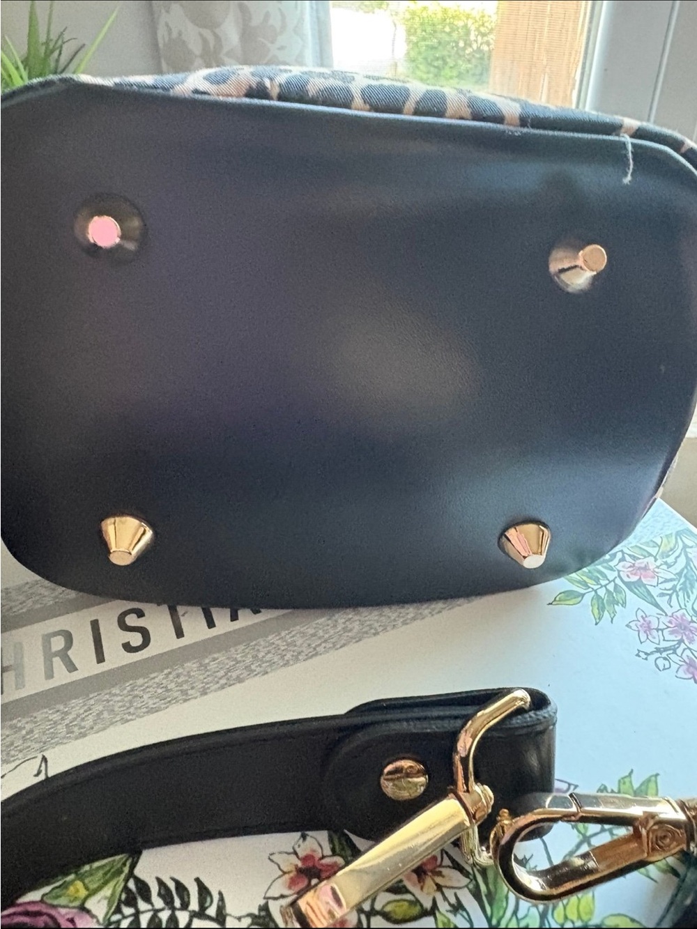 FASHION  Leopard-Print Bucket Shoulder Bag - Black & Beige with straps and BOX - Picture 5 of 7